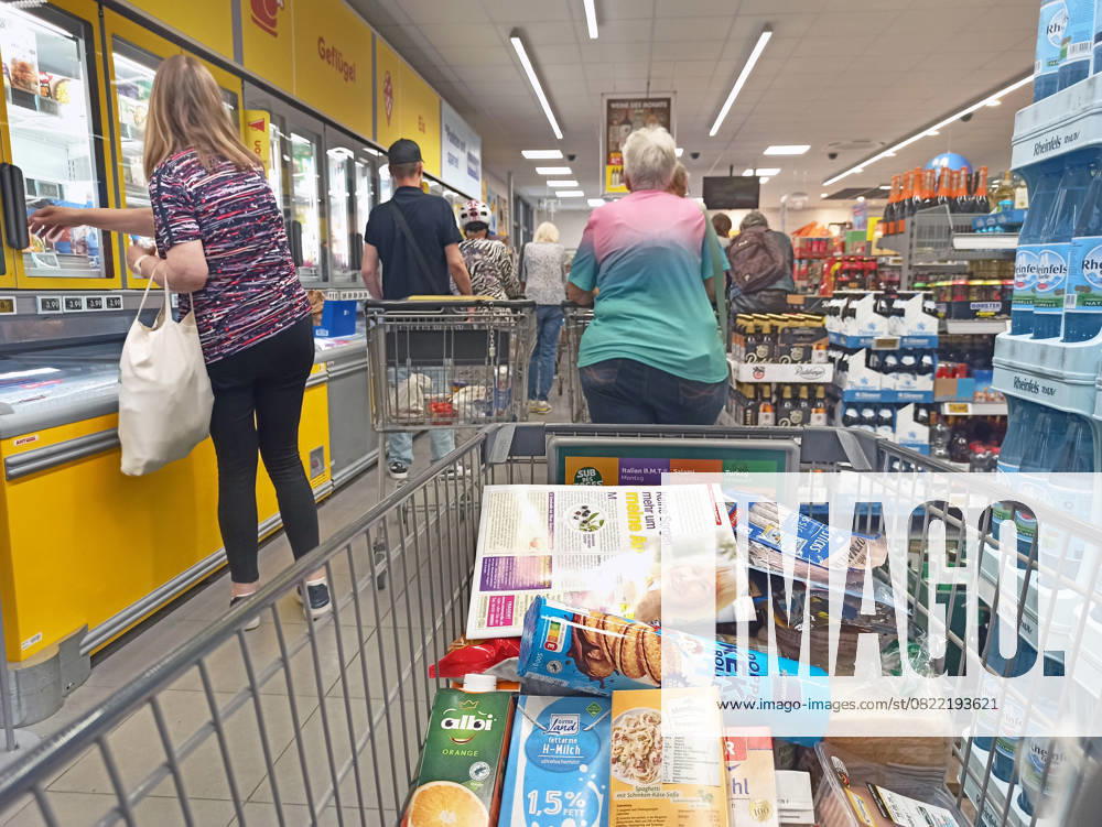 Netto-Einkauf zu Zeiten von Inflation und Konjunktur. Netto-Einkauf in einem Supermarkt oder Discounter