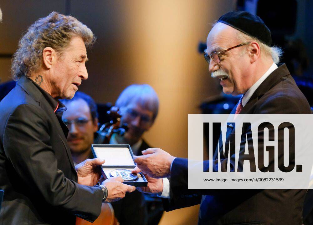 Themen der Woche Der Musiker Peter Maffay (li.) ist am Sonntag (11.03.2018) in Recklinghausen mit der Buber-Rosenzweig-Medaille ausgezeichnet worden (Foto re.: Rabbiner Andreas Nachama. Der Saenger werde fuer sein entschiedenes Eintreten gegen Antisemitismus und Rassismus gewuerdigt, erklaerte der Deutsche Koordinierungsrat der Gesellschaften fuer Christlich-Juedische Zusammenarbeit. Mit der Preisverleihung im Ruhrfestspielhaus wurde zugleich die Woche der Bruederlichkeit eroeffnet. (Siehe epd-Bericht vom 11.03.2018) Peter Maffay erhaelt Buber-Rosenzweig-Medaille