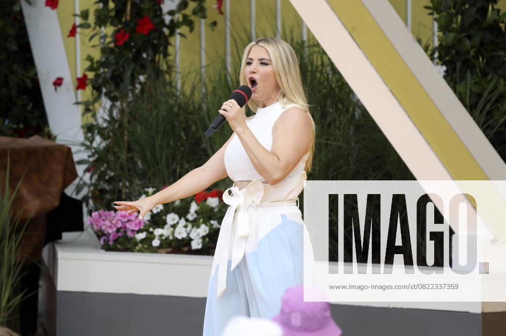 Beatrice Egli in der ARD TV-Show Immer wieder sonntags im Europa-Park. Rust
