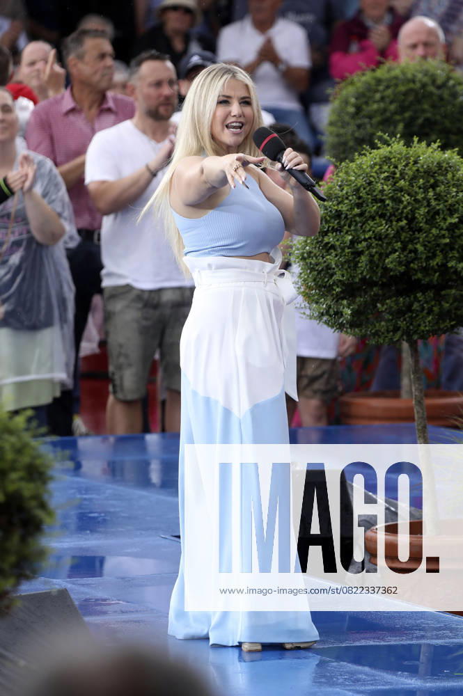 Beatrice Egli in der ARD TV-Show Immer wieder sonntags im Europa-Park. Rust
