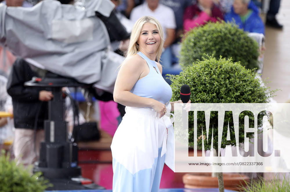 Beatrice Egli in der ARD TV-Show Immer wieder sonntags im Europa-Park. Rust