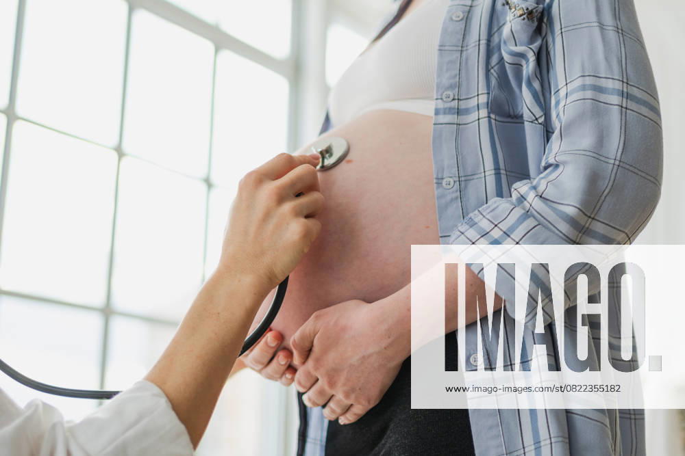 Arzt untersucht schwangere Frau hält Stethoskop in der Nähe von großen Bauch hören Baby Herzschlag. Gynäkologe Arzt Beratung Patientin über Schwangerschaft im Krankenhaus Büro. Besuch beim Arzt medizinischen Checkup. Arzt untersucht schwangere Frau hält Stethoskop in der Nähe von großen Bauch hören Baby Herzschlag. Gynäkologe Arzt Beratung Patientin über Schwangerschaft im Krankenhaus Büro. Besuch beim Arzt medizinischen Checkup. (License=RF) ,model released, Symbolfoto