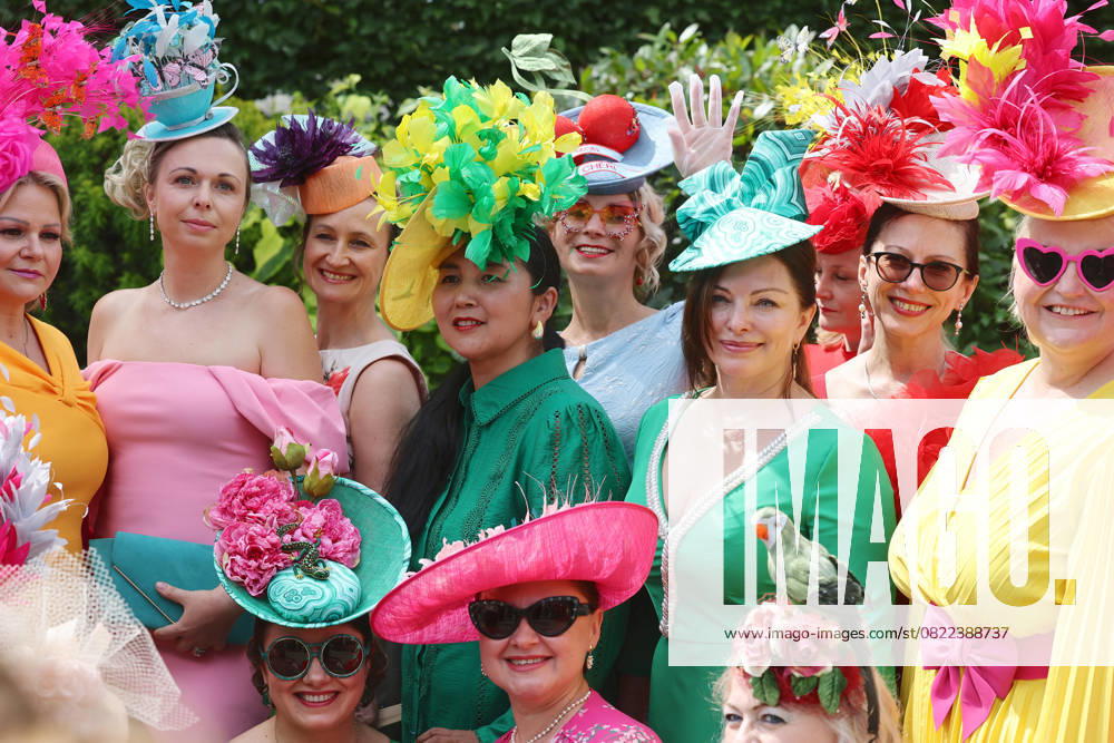 Ascot, Windsor, GBR - Fashion: Women with hats at the racecourse. Ascot racecourse. (Zuschauer, Besucher, Publikum, Mode, modisch, Eleganz, elegant, Huete, Frauen, Gruppe, bunt, farbig) 250617D501ROYAL_ASCOT