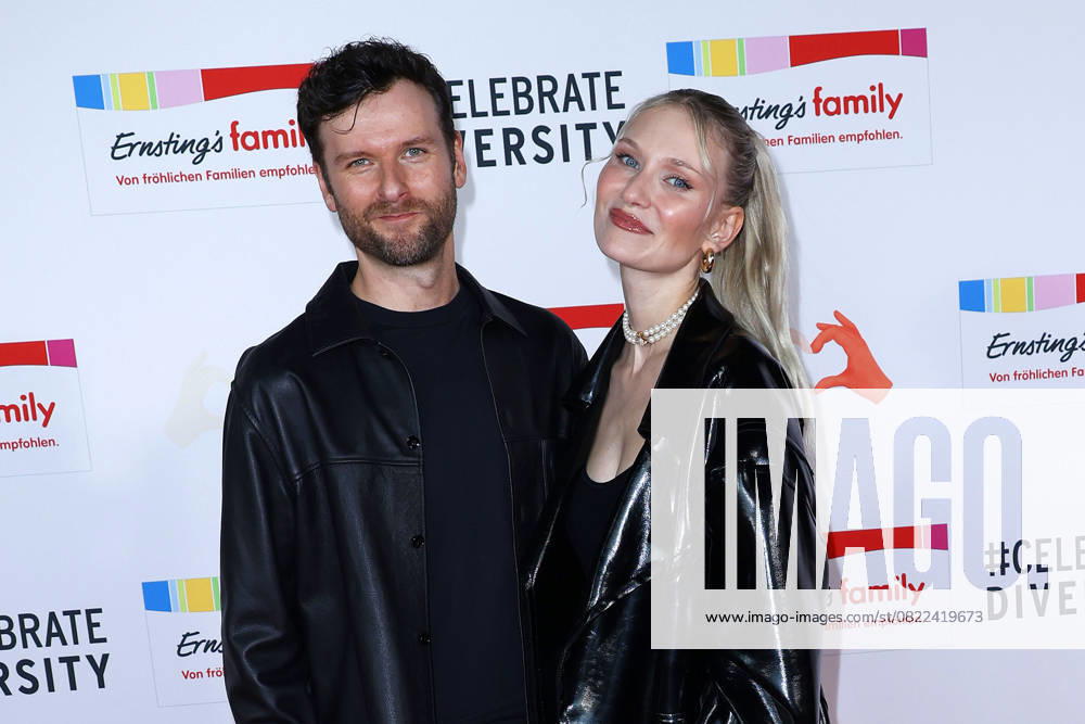 Daniel Grunenberg und Carolin Niemczyk (Glasperlenspiel) bei der Ernstings Family Celebrate Diversity Fashion Show am 17.06.2025 in Hamburg Ernstings Family Fashion Show 2025 in Hamburg
