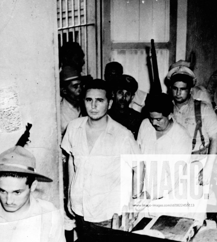 Castro aus dem Gefängnis entlassen 15. Mai 1955 – Havanna, Kuba – FIDEL CASTRO wird von Gefängniswärtern abgeführt, als er im Rahmen einer Generalamnestie für politische Gefangene aus dem Gefängnis entlassen wird. Havana Cuba