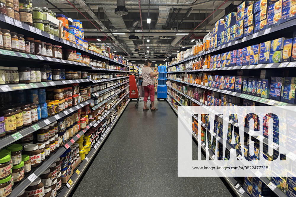 VERBRAUCHERPREISE: Inflation in Deutschland Eine Frau beim Einkaufen in einem Supermarkt, Preisschild,Preisaushang,Kuehltheke, Einkaufswagen, Einkauf,Inflation,Verbraucherpreise,Teuerung,