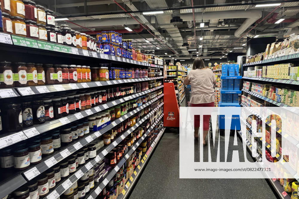 VERBRAUCHERPREISE: Inflation in Deutschland Eine Frau beim Einkaufen in einem Supermarkt, Preisschild,Preisaushang,Kuehltheke, Einkaufswagen, Einkauf,Inflation,Verbraucherpreise,Teuerung,