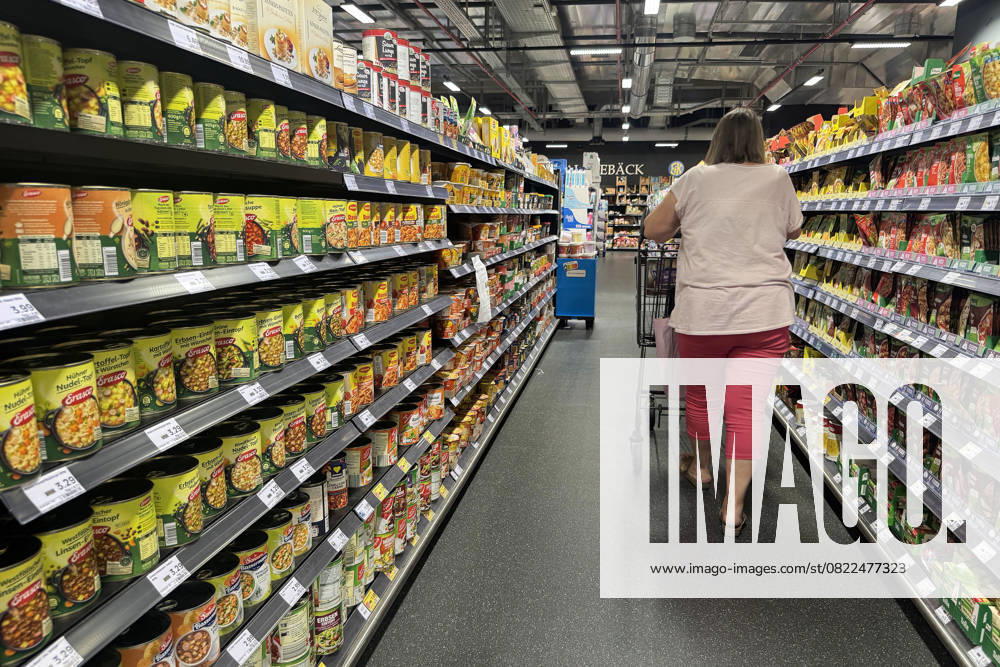 VERBRAUCHERPREISE: Inflation in Deutschland Eine Frau beim Einkaufen in einem Supermarkt, Preisschild,Preisaushang,Kuehltheke, Einkaufswagen, Einkauf,Inflation,Verbraucherpreise,Teuerung,