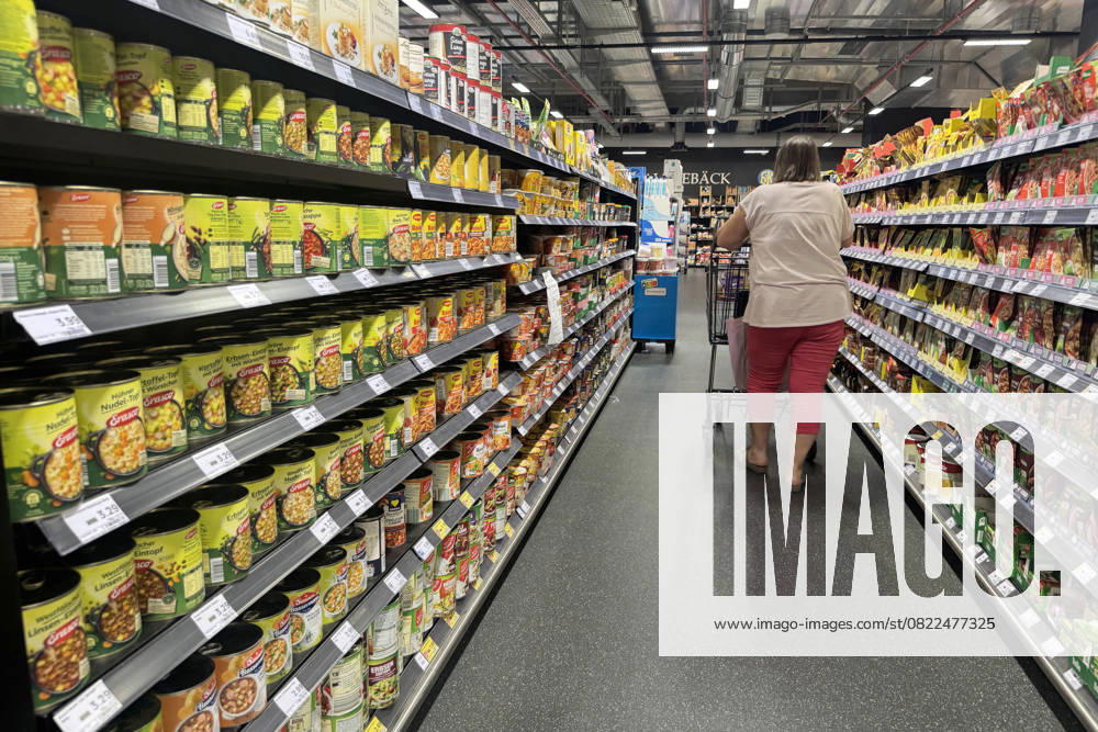 VERBRAUCHERPREISE: Inflation in Deutschland Eine Frau beim Einkaufen in einem Supermarkt, Preisschild,Preisaushang,Kuehltheke, Einkaufswagen, Einkauf,Inflation,Verbraucherpreise,Teuerung,