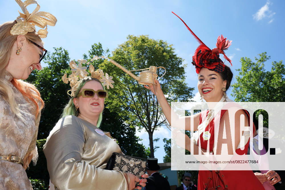 Ascot, Windsor, GBR - Fashion: Women with hats at the racecourse. Ascot racecourse. (Zuschauer, Besucher, Publikum, Fashion, Mode, modisch, Frauen, Eleganz, elegant, Hut, High Society, Gesellschaft, Mensch, Person, weiblich, feminin, Kopfbedeckung, extravagant, Skurriles, skurril, Gieskanne, lustig, witzig, Witz, Humor) 250618D509ROYAL_ASCOT