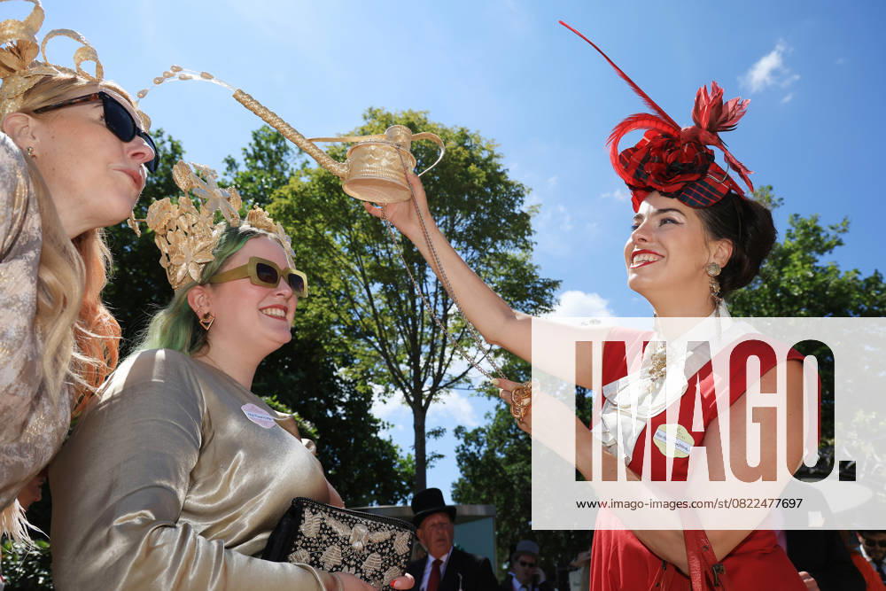 Ascot, Windsor, GBR - Fashion: Women with hats at the racecourse. Ascot racecourse. (Zuschauer, Besucher, Publikum, Fashion, Mode, modisch, Frauen, Eleganz, elegant, Hut, High Society, Gesellschaft, Mensch, Person, weiblich, feminin, Kopfbedeckung, extravagant, Skurriles, skurril, Gieskanne, lustig, witzig, Witz, Humor) 250618D508ROYAL_ASCOT