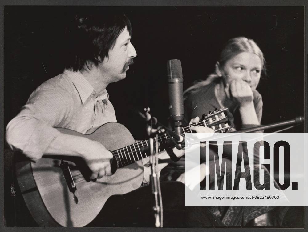 Wolf Biermann Köln - Der Liedermacher Wolf Biermann und die Schauspielerin und Sängerin Eva-Maria Hagen während eines gemeinsamen Auftritts - Beide waren von 1965 bis 1972 in der DDR Lebenspartner Deutschland