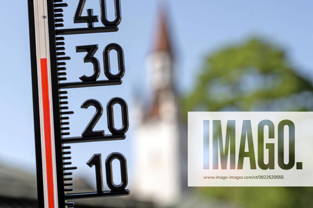 IMAGO Creative, Jahreszeit Sommer, Hitze Rekordhitze am Viktualienmarkt, Thermometer zeigt 35 Grad in der Sonne, Symbolfoto Hitzewelle, Rekordhitze, München, Juni 2025 Deutschland, München, Juni 2025, Rekordhitze, Thermometer zeigt 35 Grad in der Sonne, Sommerhitze in der Innenstadt, am Viktualienmarkt, Symbolfoto Hitzewelle, Wettervorhersage, Wetter, schön,, Sommer, Bayern,