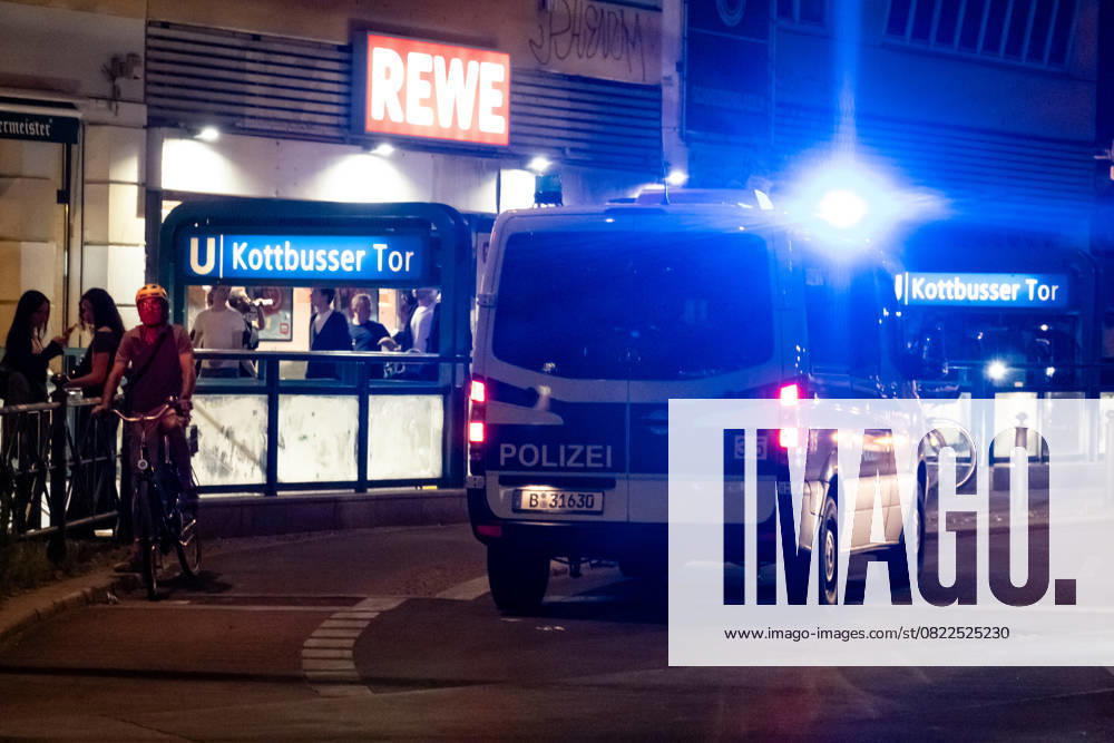Polizeiwagen am Kottbusser Tor in Berlin am 19. Juni 2025. Kottbusser Tor in Berlin