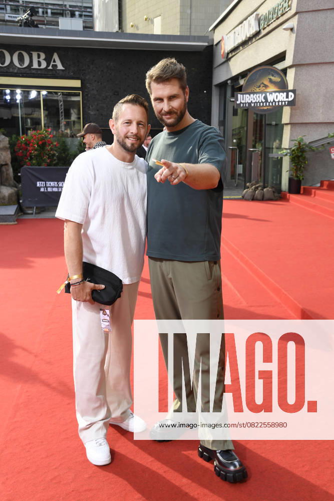 Maurice Gajda mit Ehemann Mitch Barg bei der Premiere JURASSIC WORLD: DIE WIEDERGEBURT im ZOO Palast in Berlin am 18.06.2025
