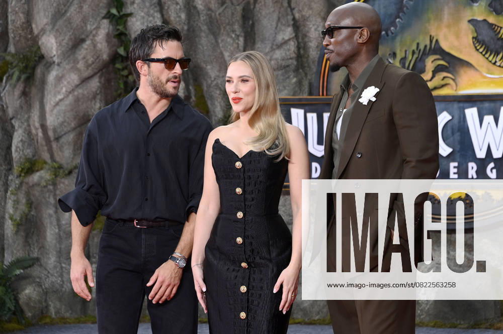 Jonathan Bailey, Scarlett Johansson und Mahershala Ali bei der Premiere des Kinofilms Jurassic World: Rebirth Jurassic World: Die Wiedergeburt im Zoo Palast. Berlin
