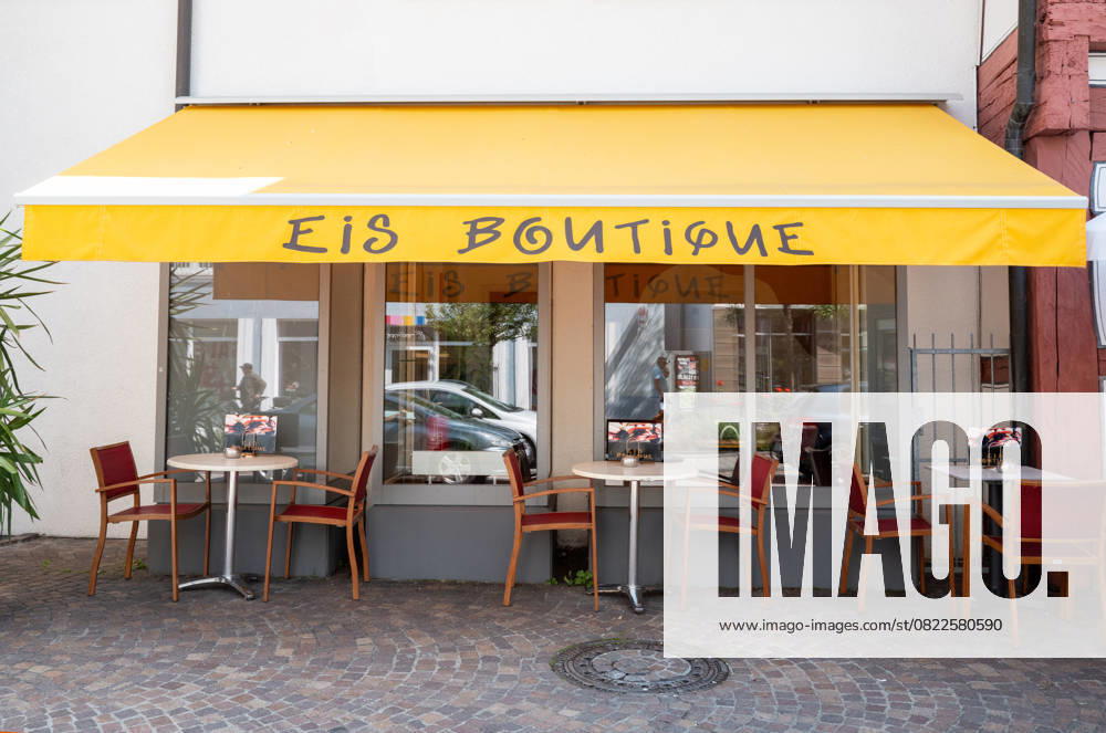 Bad Saulgau Eisdiele,Eis Boutique,in Bad Saulgau Die Eisdiele - Eis Boutique - lädt mit ihrer gelben Markise und mehreren Außentischen zum Verweilen in der Innenstadt von Bad Saulgau ein. Der gastronomische Betrieb bietet in der warmen Jahreszeit Eis und Getränke im Außenbereich an.