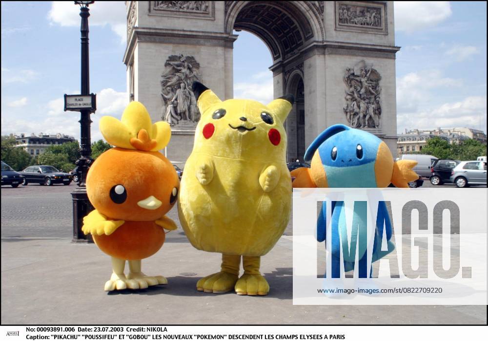 PIKACHU POUSSIFEU ET GOBOU LES NOUVEAUX POKEMON DESCENDENT LES CHAMPS ELYSEES A PARIS PLEIN PIED