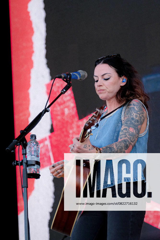 Scottish singer songwriter Amy Elizabeth Macdonald, performing live on stage at the Isle of Wight Festival. Newport United Kingdom - ZUMAs197 20250620_aaa_s197_121