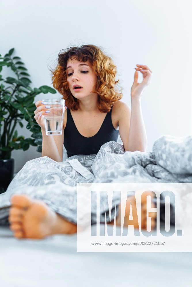 IMAGO Creative, Gesellschaft, Leisure Sickness Morgen Kopfschmerzen Frau Kater young woman with makeup in bed with headache, hangover, nausea, flu (License=RF) ,model released, Symbolfoto