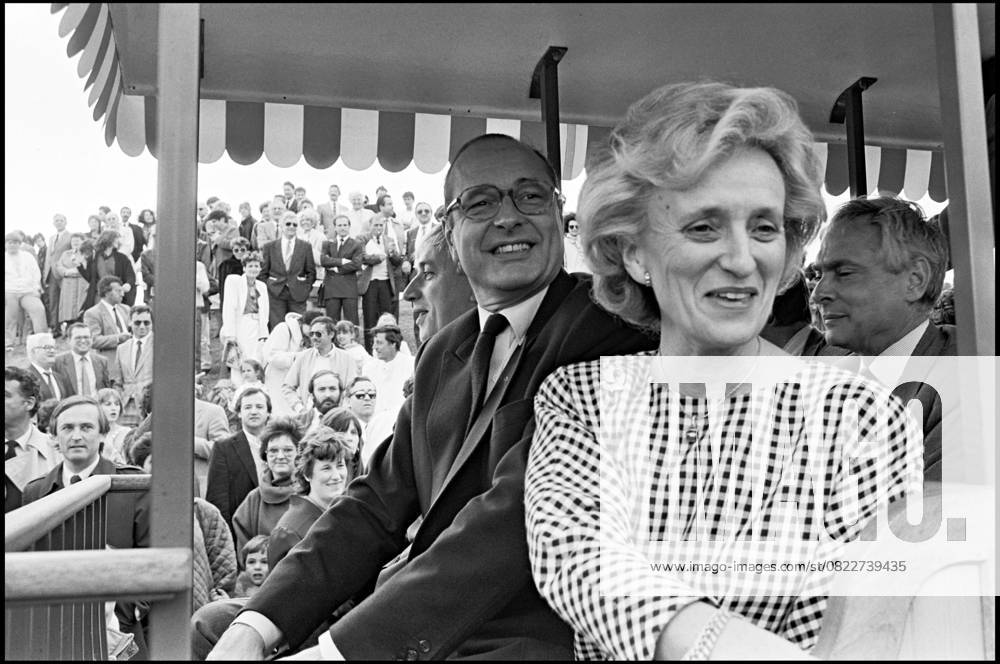 ARCHIVES - JACQUES CHIRAC ACCOMPAGNE DE BERNADETTE, INAUGURE LE PARC A THEMES MIRAPOLIS A COURDIMANCHE EN REGION PARISIENNE EN 1987 Courdimanche France