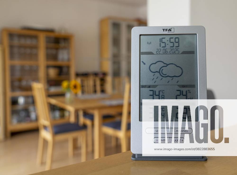 IMAGO Creative, Jahreszeit Sommer, Hitze Sommerhitze, Digitales Thermometer in einer Dachwohnung, Innenstadt, Außentemperatur am Nachmittag über 34°C, in der Wohnung 31°C, Wohnung ohne Klimaanlage, heizt sich sehr auf, Gesundheitsrisiko, Symbolbild Klimawandel, Sommerhitze Wohnung