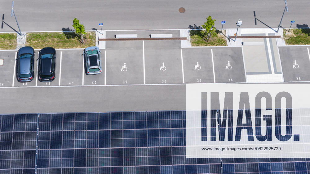 Behindertenparkplatz. Größter Ladepark der Welt am Bahnhof Merklingen Schwäbische Alb. 259 überdachte Stationen für Elektroautos finden sich unter zwei 160 und 190 Meter langen Dächern. Der Zweckverband Schwäbische Alb und das Land investieren für den Ladepark rund fünf Millionen Euro. 21.05.2025, Merklingen, Baden-Württemberg, Deutschland.