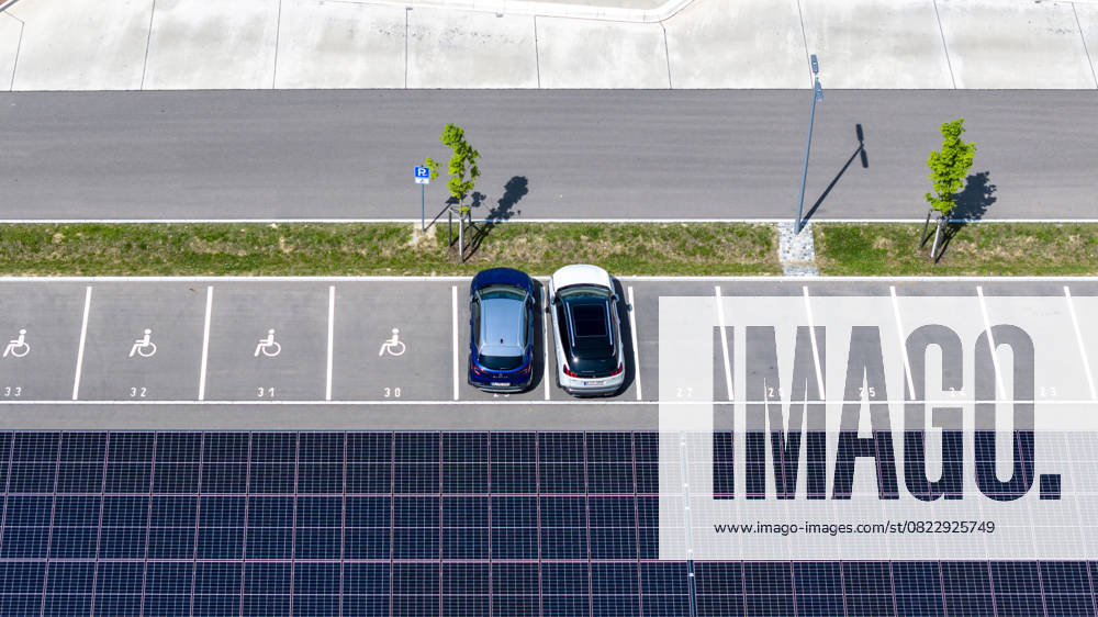Behindertenparkplatz. Größter Ladepark der Welt am Bahnhof Merklingen Schwäbische Alb. 259 überdachte Stationen für Elektroautos finden sich unter zwei 160 und 190 Meter langen Dächern. Der Zweckverband Schwäbische Alb und das Land investieren für den Ladepark rund fünf Millionen Euro. 21.05.2025, Merklingen, Baden-Württemberg, Deutschland.