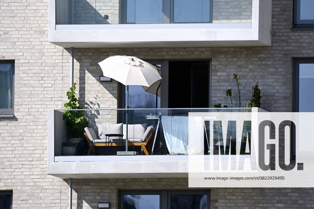 IMAGO Creative, Jahreszeit Sommer, Hitze Balkon mit Sonnenschirm in der Hafencity von Hamburg, Deutschland