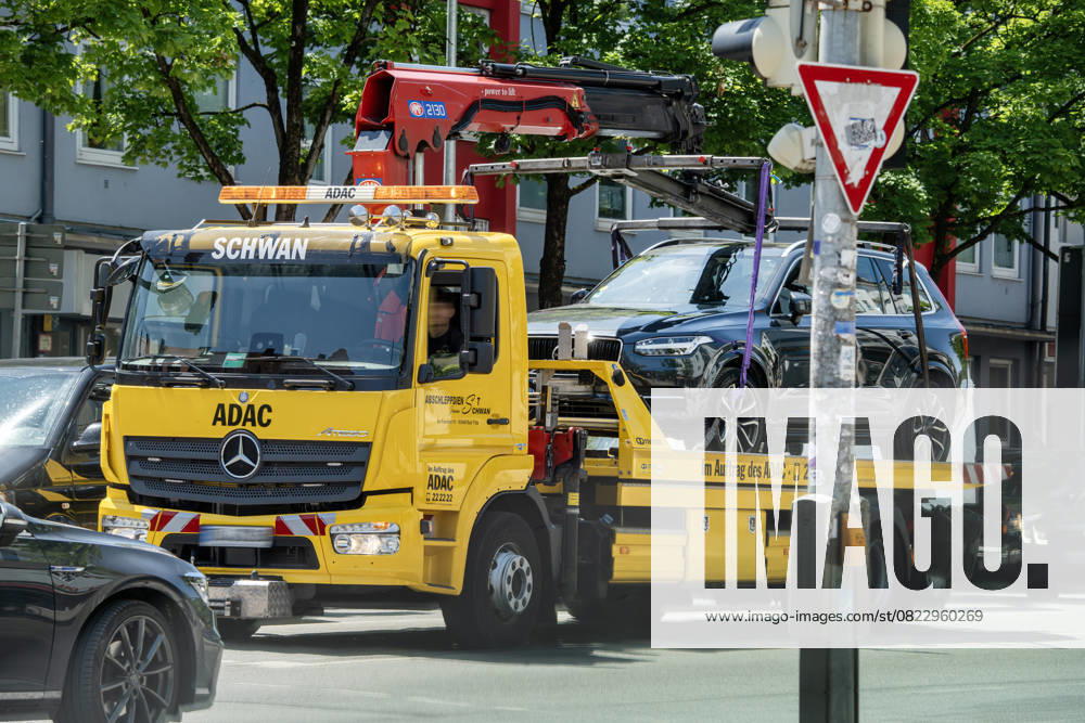 ADAC Abschleppdienst schleppt Fahrzeug ab, München, Juni 2025 Deutschland, München, Juni 2025, ADAC Abschleppdienst schleppt Auto ab, Volvo SUV auf der Ladefläche eines Abschleppwagens, Abschleppdienst im Auftrag des ADAC, Mercedes LKW, Pannenhilfe, Panne, Stadt, Bayern