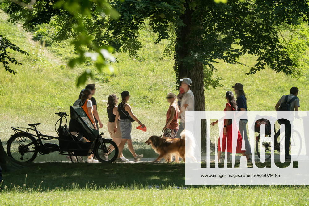 IMAGO Creative, Jahreszeit Sommer, Hitze Spaziergang im Englischen Garten, Rekordhitze bis 30 Grad, Schatten bietet Schutz, München, Juni 2025 Deutschland, München, Juni 2025, Spaziergang im Englischen Garten, schönstes Sommerwetter, Rekordhitze bei 30 Grad, Schatten bietet Schutz, Sommerwetter im Englischen Garten, Bayern