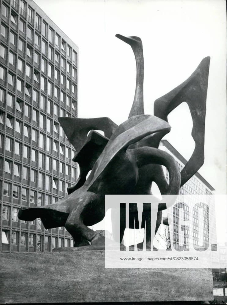 Antiquitäten Kunst Keramik Wandmalereien Farbe Fotografie Bildhauerei 04.04.1958 - Gesang der Schwäne vor dem Grindel-Hochhaus in Hamburg: Die 5. und letzte Bronzeskulptur, eine Schwanengruppe von Karl August Ohrt, wurde nun vor dem Grindel-Hochhaus in Hamburg aufgestellt.