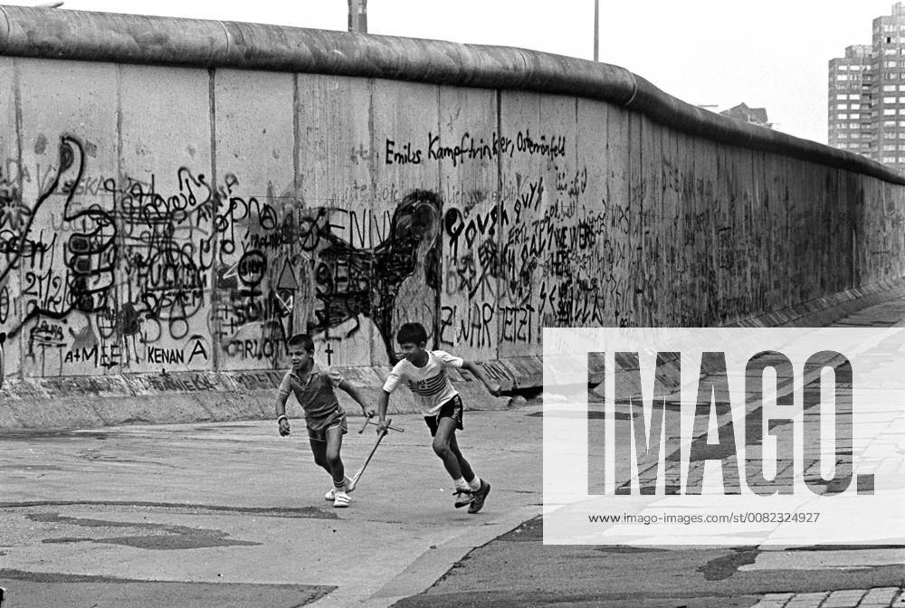 Berliner Mauer in Kreuzberg - 1986 Kinder spielen an der Berliner Mauer in Berlin-Kreuzberg