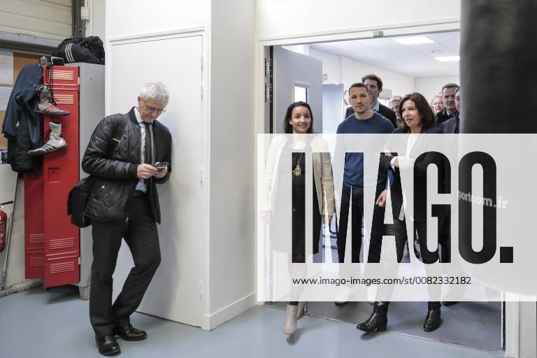 Sarah Ourahmoune (enceinte) et Francky Denis (compagnon de Sarah Ourahmoune) font decouvrir la salle a Anne Hidalgo et Jerome Coumet (Maire du 13e arrondissement de Paris) NEWS : Inauguration salle de boxe Halle Georges Carpentier - 15 03 2018 StephaneAllaman Panoramic