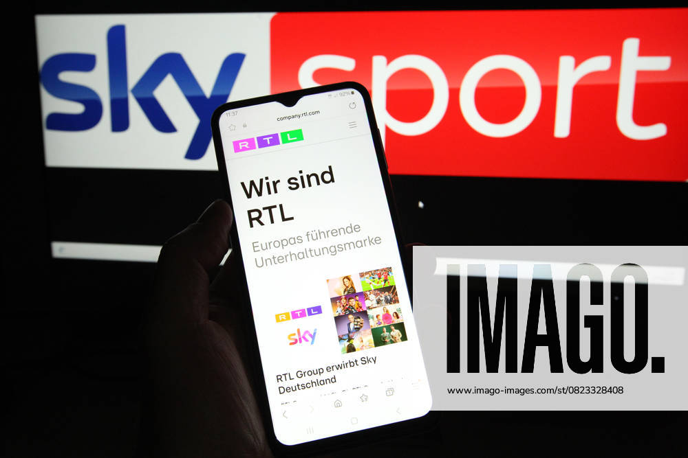 Auf einem Smartphone wurde die Website der RTL Group aufgerufen. Dahinter wurde auf einem Laptop das Logo der Sendergruppe Sky Sport aufgerufen. Am Freitag wurde bekannt, dass RTL Deutschland Sky Deutschland kauft. Dadurch entsteht ein neuer Streaming-Gigant. Symbolbild Symbolfoto. Schnelsen Hamburg