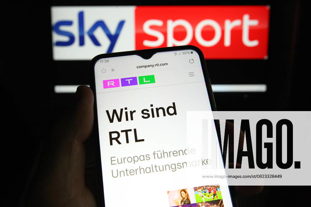 Auf einem Smartphone wurde die Website der RTL Group aufgerufen. Dahinter wurde auf einem Laptop das Logo der Sendergruppe Sky Sport aufgerufen. Am Freitag wurde bekannt, dass RTL Deutschland Sky Deutschland kauft. Dadurch entsteht ein neuer Streaming-Gigant. Symbolbild Symbolfoto. Schnelsen Hamburg