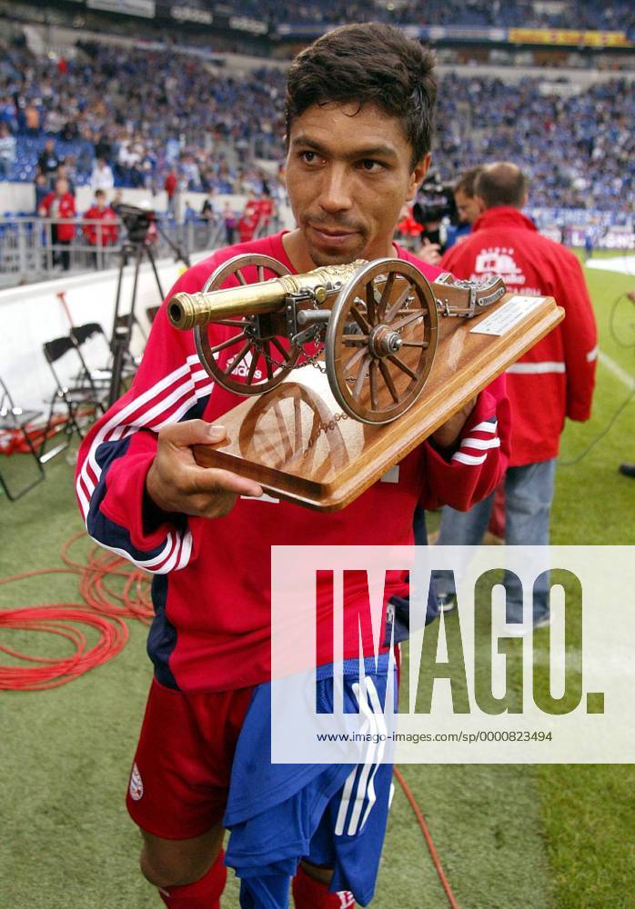 Giovane Elber (Bayern) präsentiert stolz die Kicker-Torjägerkanone Fußball 1. BL Herren Saison 2002 2003, FC Bayern München Einzelbild Torjäger Gelsenkirchen