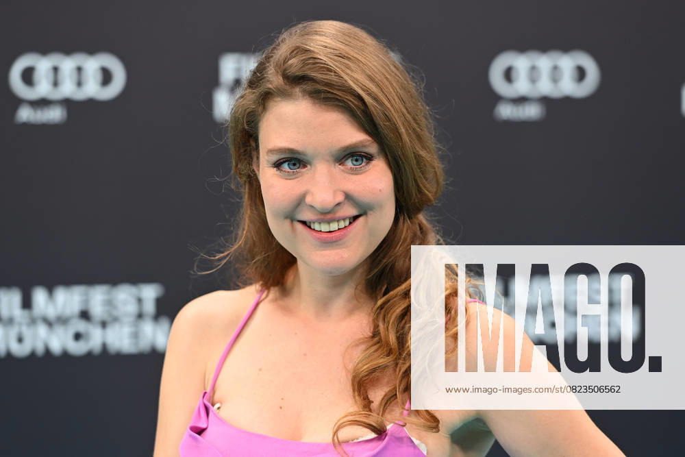 Lara MANDOKI (Schauspielerin), Einzelbild,angeschnittenes Einzelmotiv,Portraet,Portrait,Porträt. Roter Teppich,Red Carpet,Eroeffnung 42.Filmfest Muenchen am 28.06.2024 Gasteig HP8.