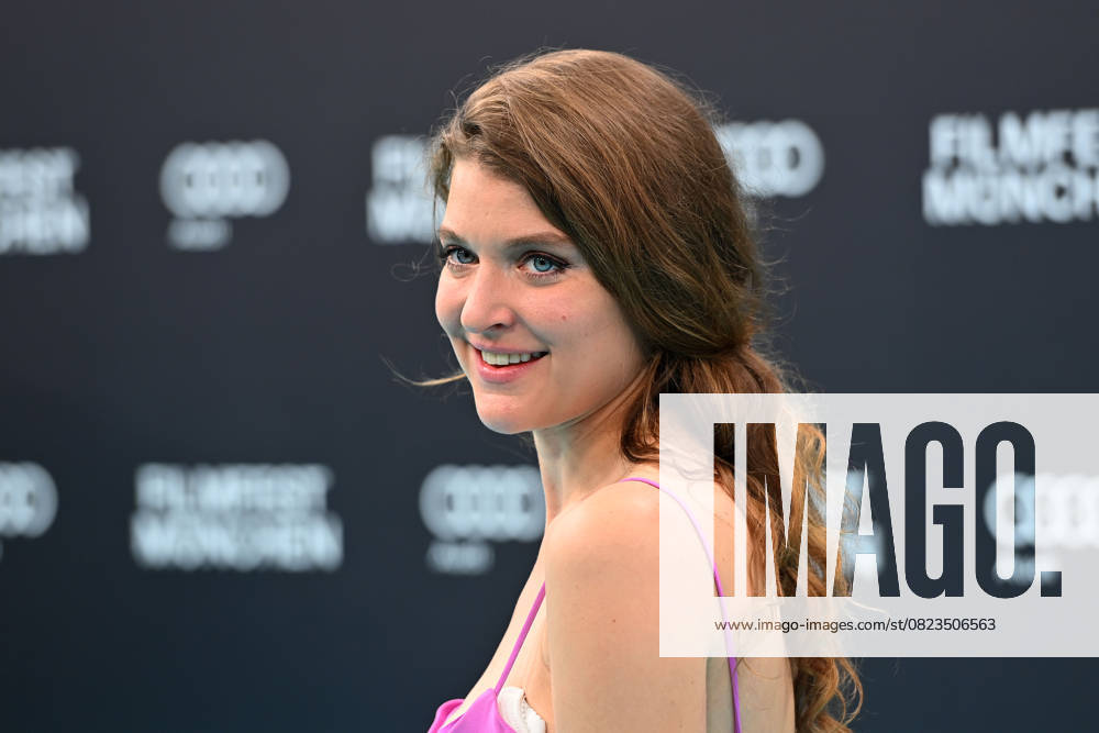Lara MANDOKI (Schauspielerin), Einzelbild,angeschnittenes Einzelmotiv,Portraet,Portrait,Porträt. Roter Teppich,Red Carpet,Eroeffnung 42.Filmfest Muenchen am 28.06.2024 Gasteig HP8.