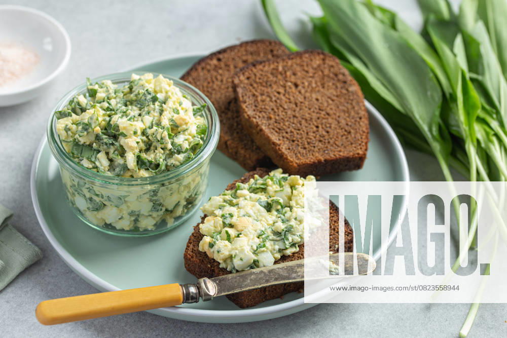Bärlauch- oder Bärlauch-Eiersalat mit Roggenbrot ramson or wild garlic egg salad with rye bread (License=RF)