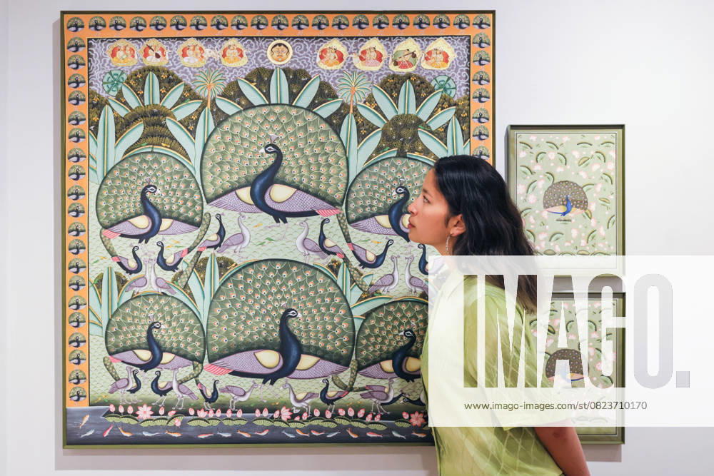 Bilder des Jahres 2025, Entertainment 07 Juli Entertainment Themen der Woche KW27 ˜Feast, Melody and Adornment Indian Pichvai art photocall at the Mall Galleries, London, UK London, UK. 01st July, 2025. Staff with Morakuti - Peacocks . All works are by Atelier Pichvai Tradition and Beyond (indivitual painters unnamed) ˜Feast, Melody and Adornment is Londons first major presentation of contemporary Indian Pichvai art. Featuring over 400 vibrant, hand-painted works, it will allow visitors to explore the historical significance of the 400-year-old art form and its artistic evolution. Pichvai are intricate devotional textile paintings created for Hindu temples, traditionally hung behind icons of Lord Krishna, with each piece telling a story of devotion, artistry and cultural preservation., Credit:Imageplotter