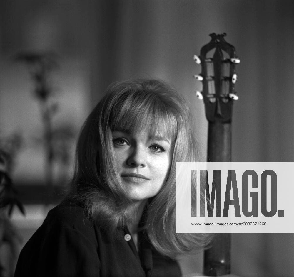 Berlin, DEUTSCHE DEMOKRATISCHE REPUBLIK, DDR - Eva-Maria Hagen, Schauspielerin. (Berlin, DDR, deutsch, Deutsche Demokratische Republik, Deutschland, Europa, europaeisch, europäisch, Eva Maria Hagen, Eva-Maria Hagen, GDR, Hagen, historisch, innen, Innenaufnahme, Persoenlichkeit, Portraet, Portrait, QF, Quadrat, Querformat, s w, Saengerin, Schauspielerin, schwarz, schwarz weiss, schwarz-weiss, Schwarzweiss, Westeuropa, Zeitdokument, Zeitgeschichte) 00S680501KF006HAGEN