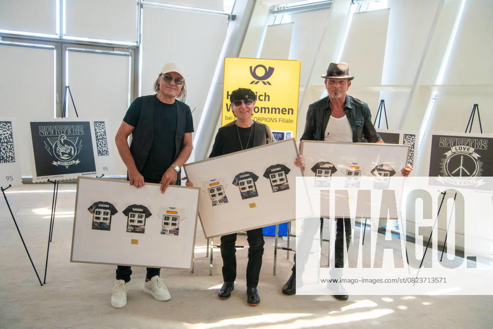 Bilder des Jahres 2025, Entertainment 07 Juli Entertainment Themen der Woche KW27 Deutschland, Bonn, 01.07.2025 Die Deutsche Post ehrt die erfolgreiche Rockband Scorpions anlaesslich ihres 60-jaehrigen Buehnenjubilaeum mit einer eigenen, limitierten Briefmarken-Sonderedition Foto: v.l.n.r.: Matthias Jabs, Klaus Meine und Rudolf Schenker, Mitglieder der Scorpions Fuer Ihr Archiv
