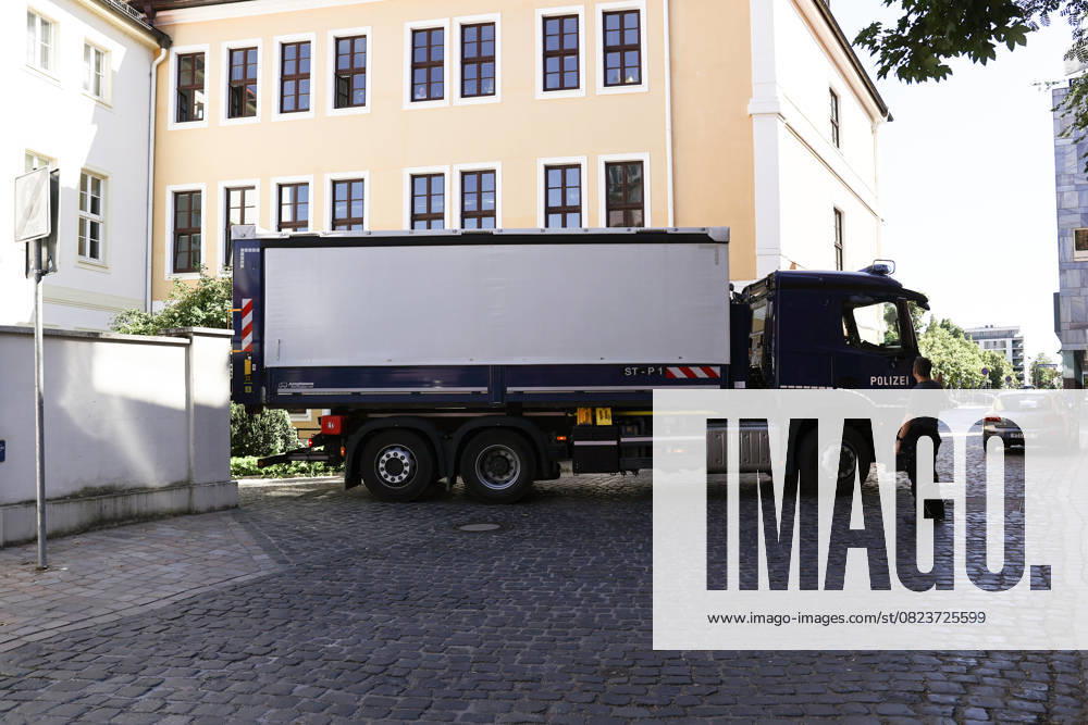 KW27 Ein LKW der Polizei transportiert am Nachmittag die Akten vom Landtag ab. Durchsuchungen im Landtag bei CDU, SPD und AfD. Im Landtag von Sachsen-Anhalt sind am Dienstag Büros von CDU, SPD und AfD durchsucht worden. Es geht um den Verdacht der Untreue. Sachsen-Anhalts Landtagsfraktionen von CDU, SPD und AfD sollen unzulässige Zulagen gezahlt haben. Ermittler haben deshalb am Dienstag Büros der Parteien im Landtag durchsucht. Hintergrund ist eine Anzeige des Steuerzahlerbundes.