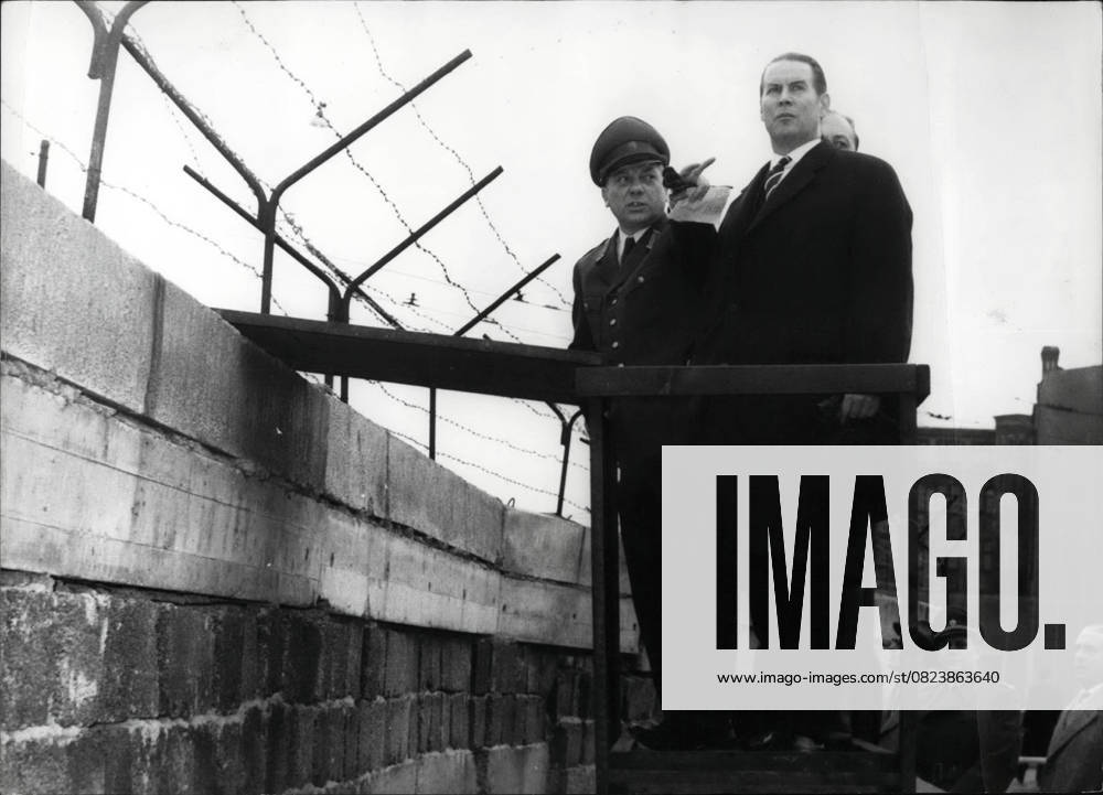Deutschland Litauen Polen 11. November 1961 - Der deutsche Außenminister Dr. Gerhard Schröder in West-Berlin. Zu einem eintägigen Besuch kam der neue deutsche Außenminister Dr. Gerhard Schröder heute nach West-Berlin. Er wollte über die Mauer informieren, die Berlin teilt. OPS: Links der West-Berliner Polizeikommandant Erich Duensing und rechts der deutsche Außenminister Dr. Gerhard Schröder vor der Mauer am Potsdamer Platz in West-Berlin.