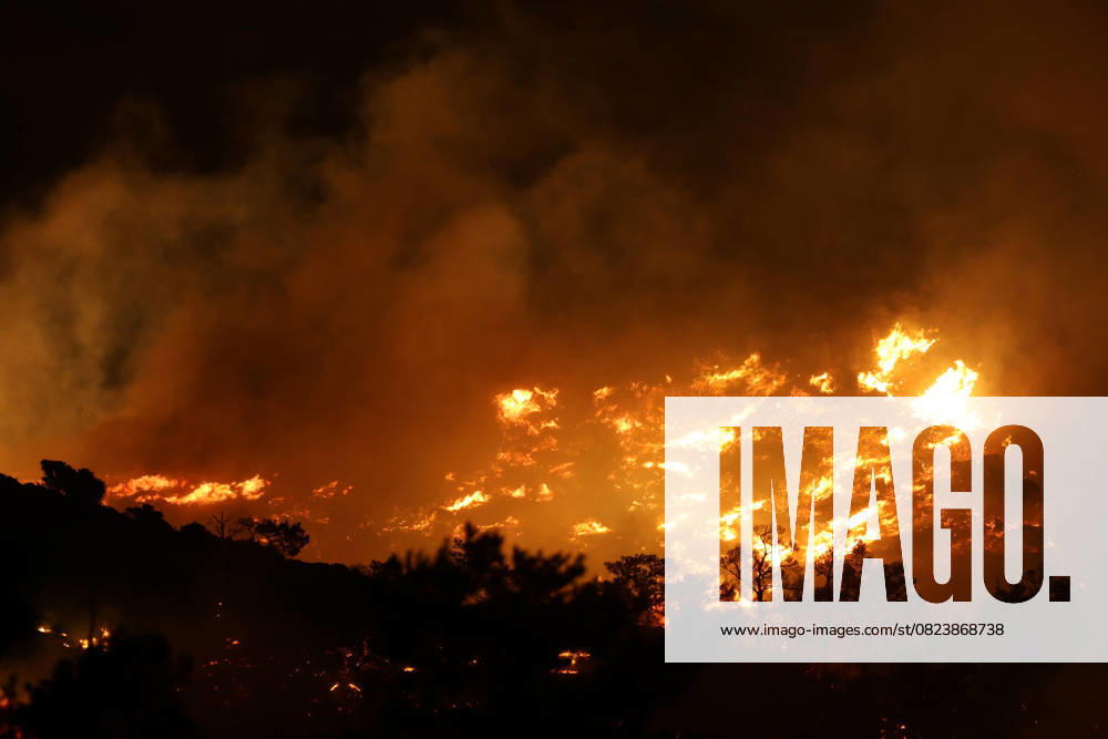 KW27 Massive fire erupts in Ierapetra, Crete CRETE, GREECE - JULY 2: 145 firefighters, 8 on-foot units and 25 vehicles work on the scene where a large wildfire broke out in Ierapetra on the Greek island of Crete on July 2, 2025. The wildfire on Crete has scorched forest land, threatened homes, and forced the evacuation of residents and tourists from at least four settlements in the municipality of Ierapetra. Kostas Metaksakis Anadolu Crete Greece. Editorial use only. Please get in touch for any other usage.