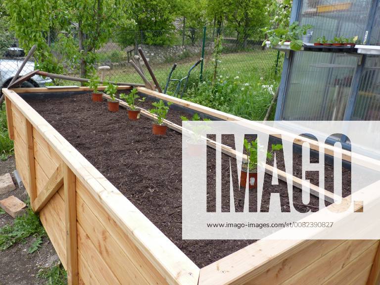 Hochbeet im Garten, kann bepflanzt werden - Raised bed in garden, ready for being planted