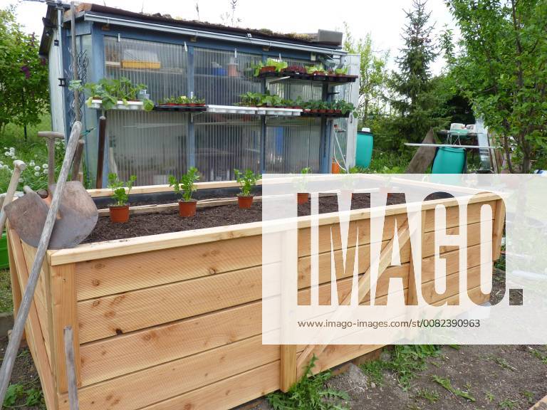 Hochbeet im Garten, kann bepflanzt werden - Raised bed in garden, ready for being planted