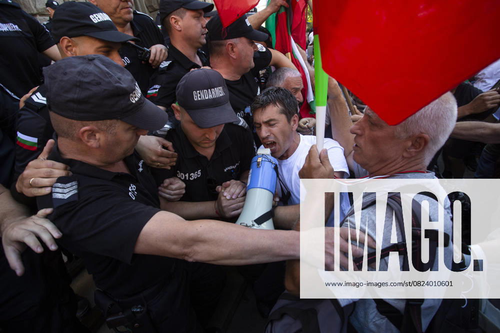 KW27 Anti-government protest in Sofia SOFIA, BULGARIA - JULY 04: Police forces intervene in protesters as protesters try to enter into the National Assembly of the Republic of Bulgaria during a demonstration against the government in Sofia, Bulgaria on July 04, 2025. Hristo Vladev Anadolu Sofia Bulgaria. Editorial use only. Please get in touch for any other usage.