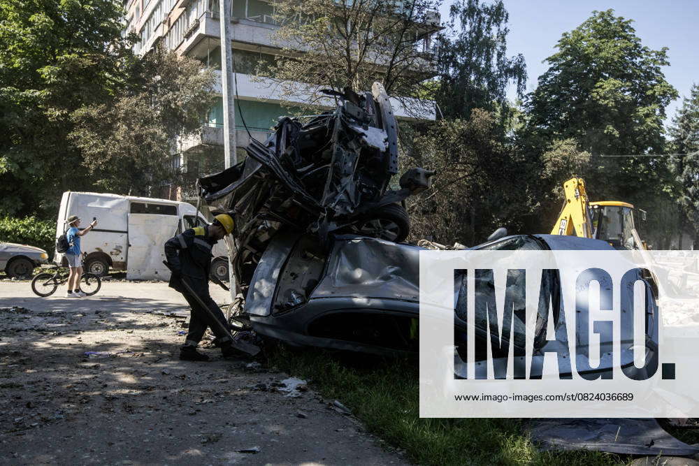 KW27 The Aftermath Of One Of The Most Massive Attacks On Kyiv Since The Start Of The Full-scale War Municipal workers clean up near burned-out vehicles at the site of Shahed drone strikes on a residential area of Kyiv, Ukraine, on July 4, 2025, after one of the most massive attacks on the city since the start of the full-scale war. Russia launches 539 drones and 11 missiles, mostly ballistic, at Ukraine during the night of July 3 to 4, 2025. Kyiv Ukraine